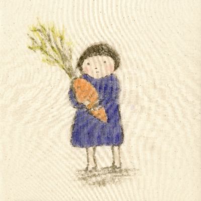 にんじんを持つ女の子